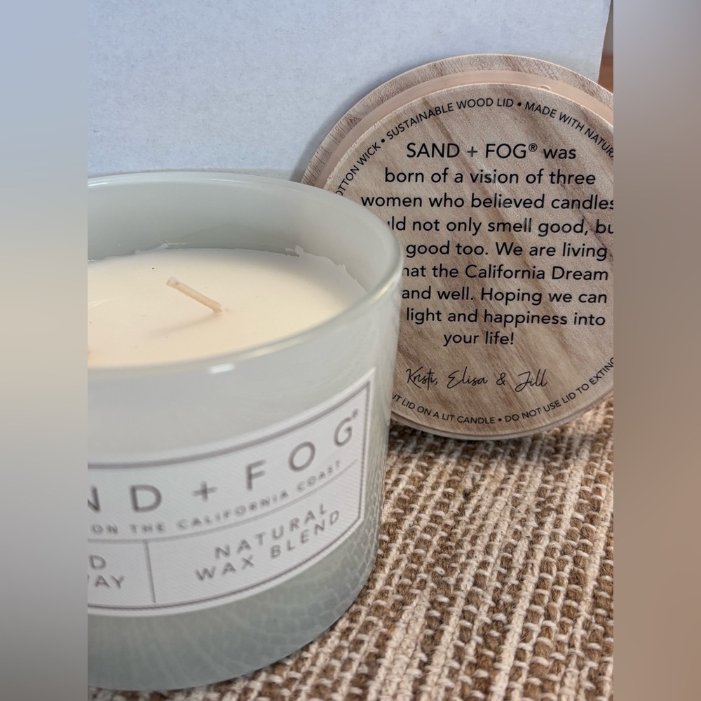 Island Getaway Sand & Fog Candle - Picture 3 of 4